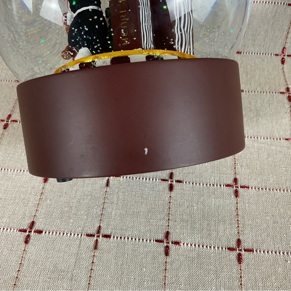 Henri Bendel “Bendel Guests” Final Edition Musical Snow Globe HTF Rare Snowglobe - Picture 11 of 11